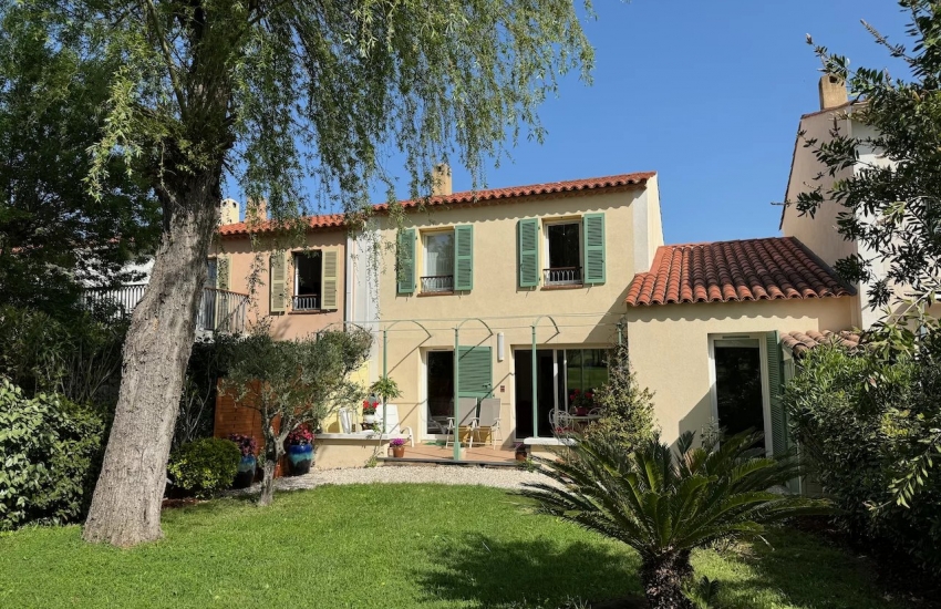 Roquebrune-sur-Argens Vue imprenable pour cette villa de 4 chambres avec garage.