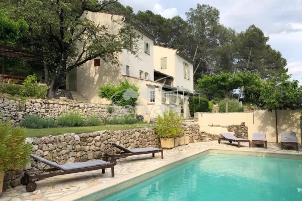 PROVENCAL MAS IN LORGUES SETS ON 4000 M² - Image 1