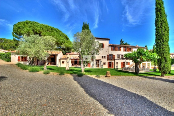 Historic property in the heart of the village Aups, Var, Provence - Image 3