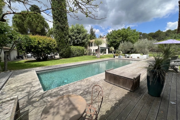 HOUSE - 10 MINUTES FROM AIX EN PROVENCE