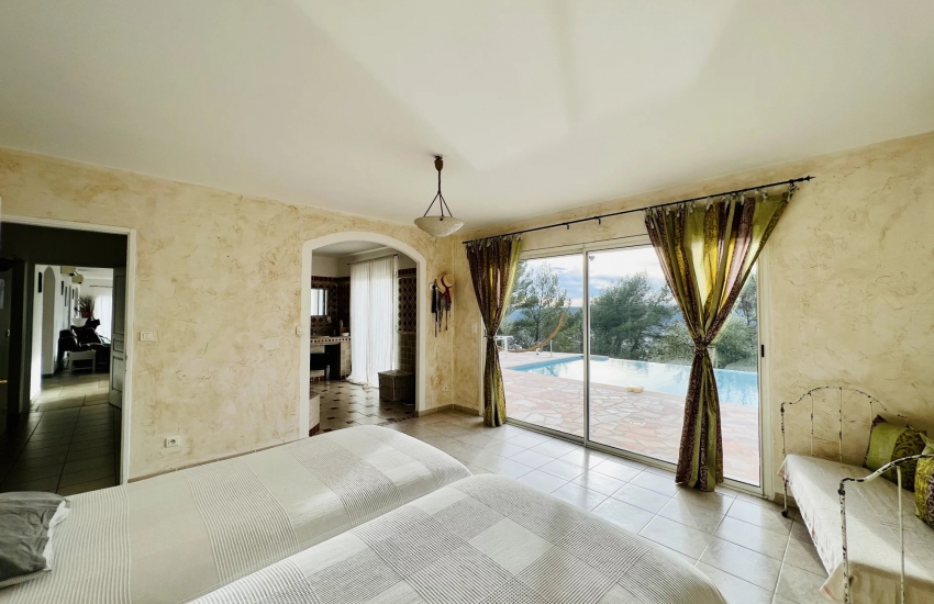 Vast villa benefiting from a panoramic view